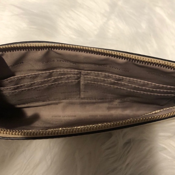 •Michael Kors• Leather Wristlet - Picture 5 of 11